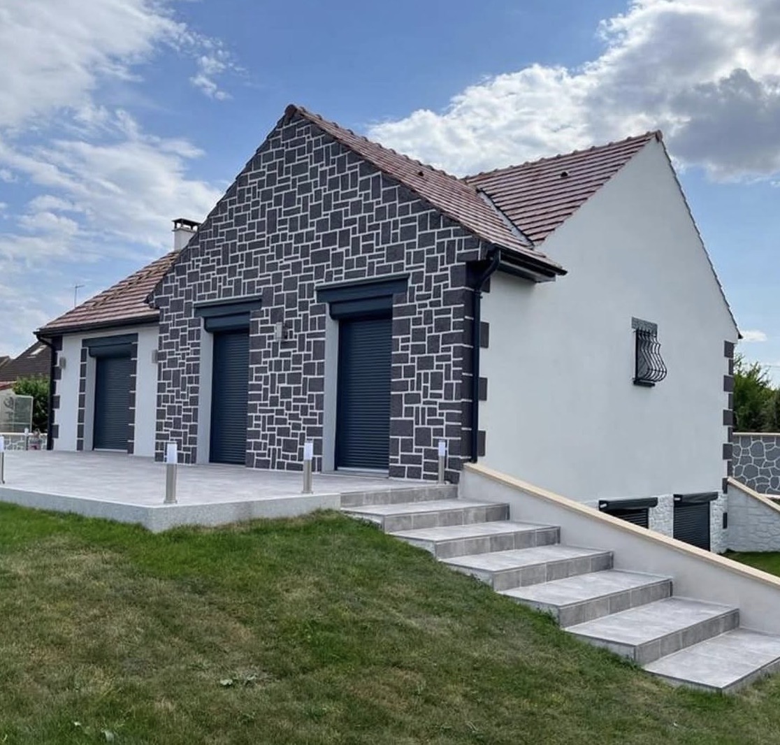 Volets roulants sur maison en pierre