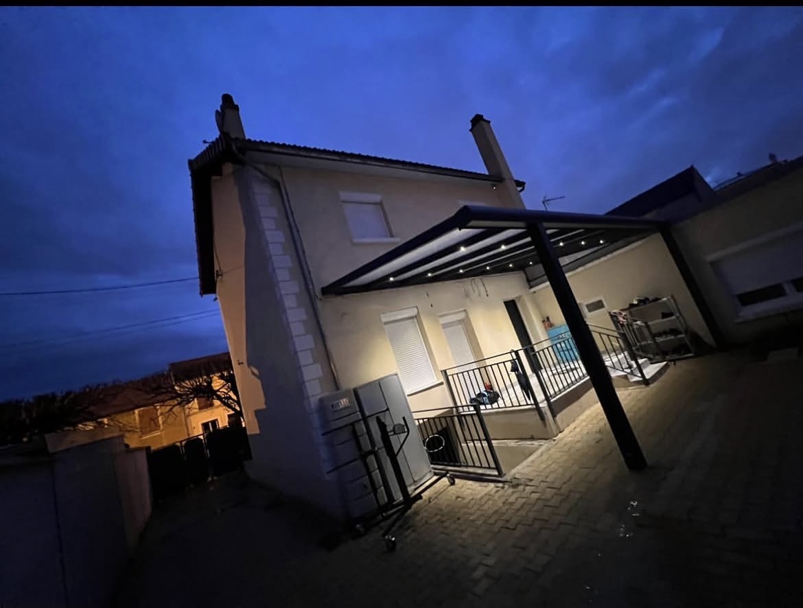 Pergola aluminium éclairée de nuit