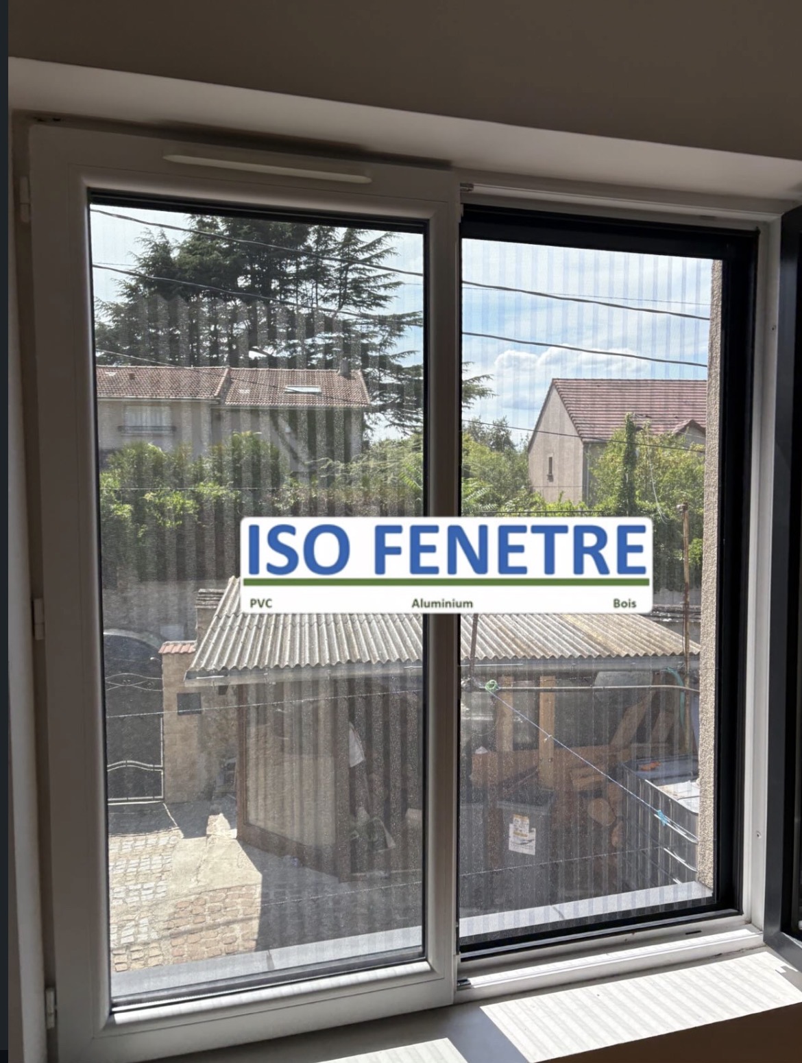 Moustiquaire plissée sur fenêtre coulissante