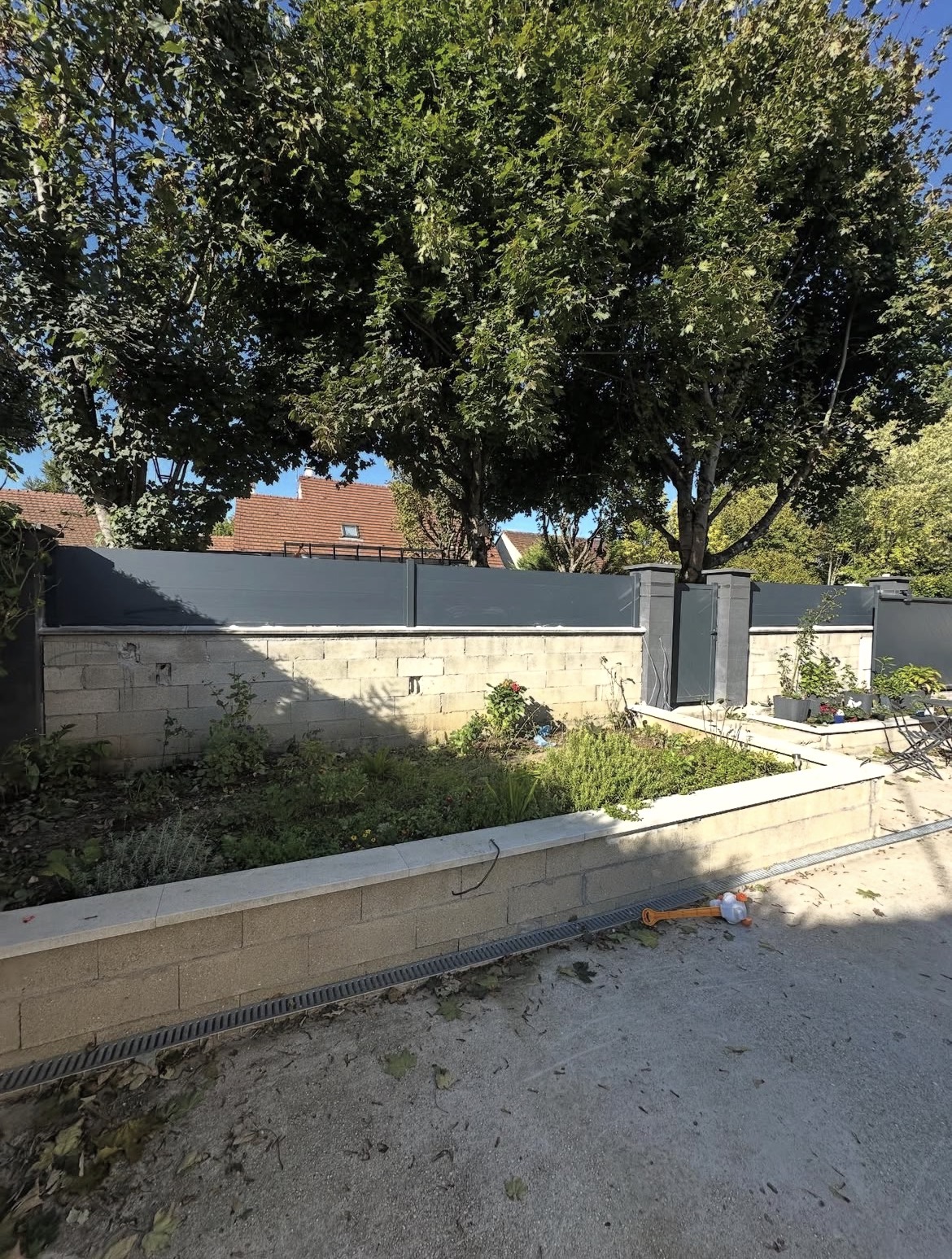 Clôture aluminium anthracite en extérieur