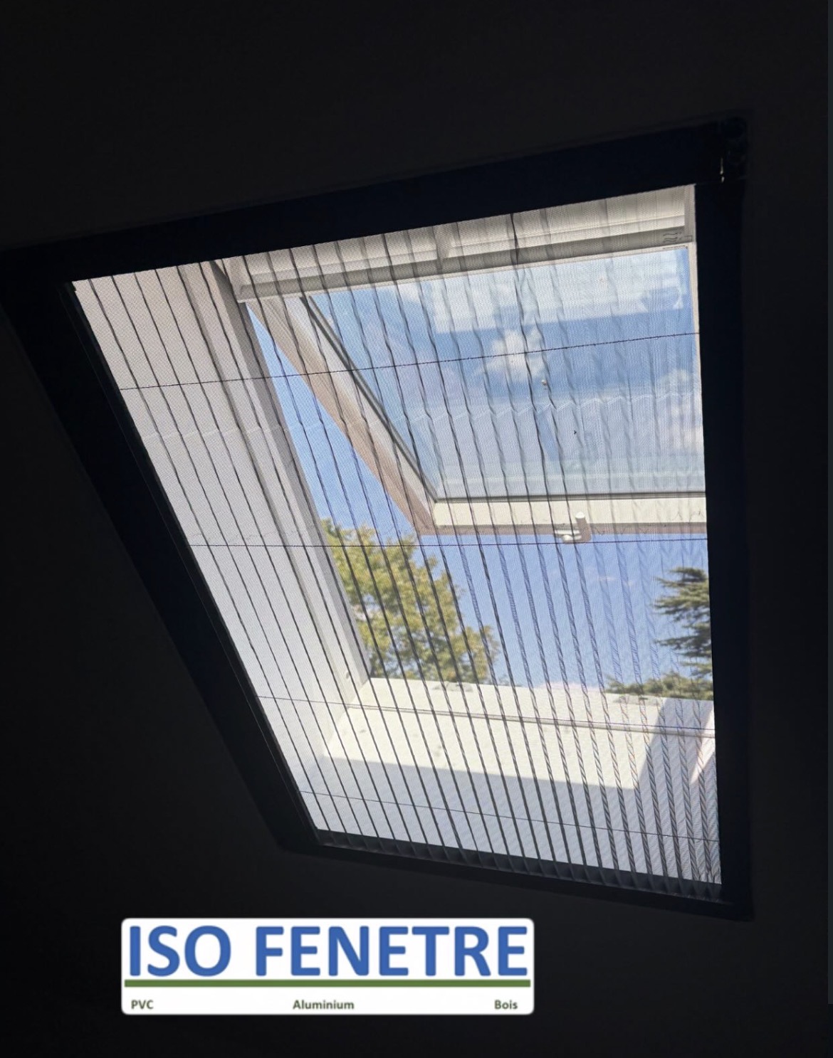 Moustiquaire de toit sur fenêtre de comble